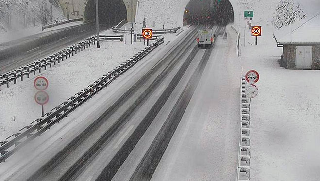 Zbog snijega otežano prometovanje u Gorskom kotaru i sjeverozapadnoj Hrvatskoj