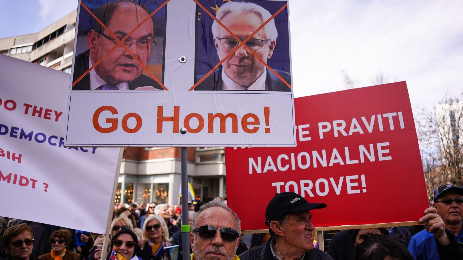 Skandalozne poruke sa SDA-ovog skupa pred OHR-om: Pozivali na smrt međunarodnih predstavnika