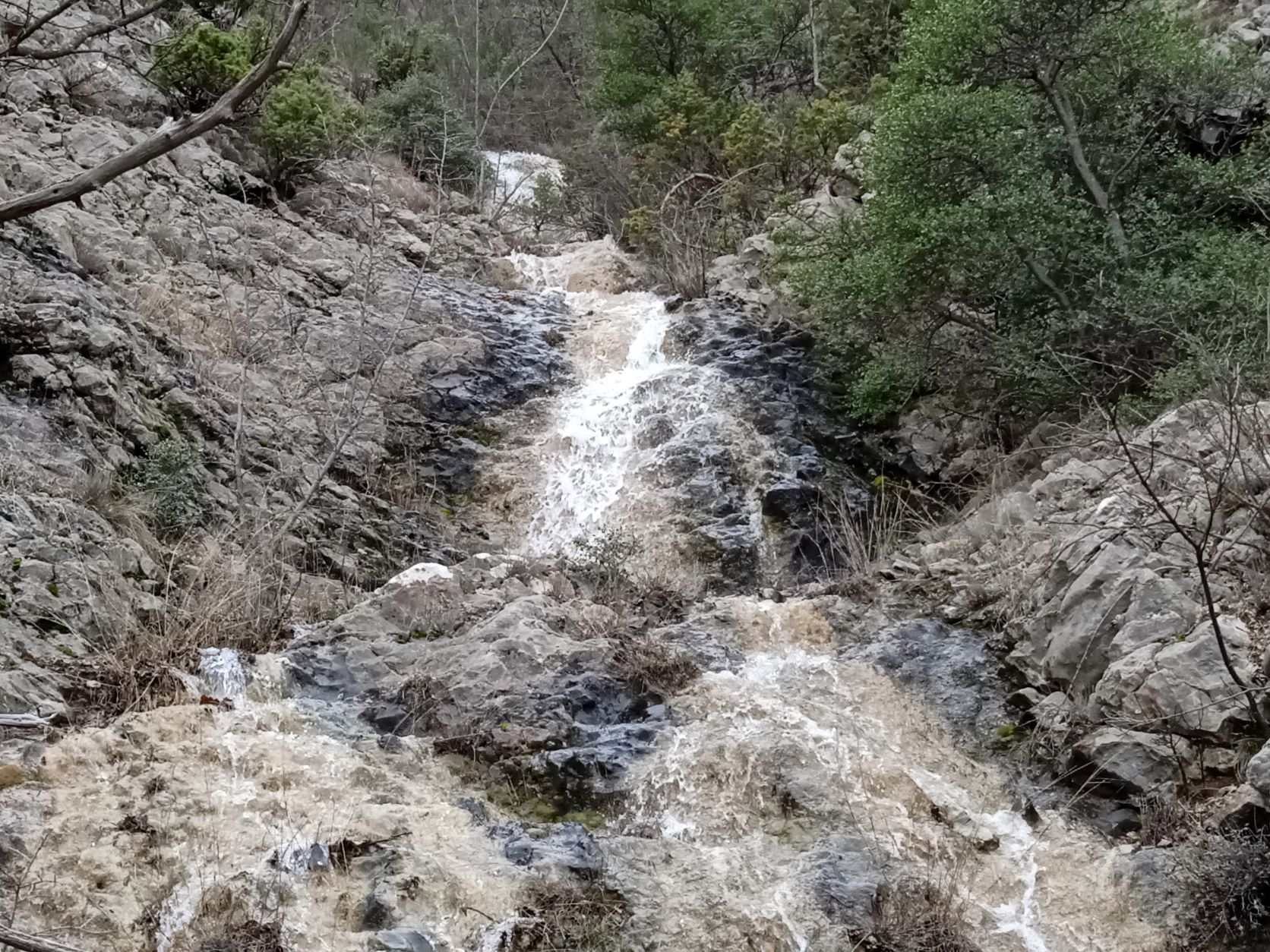 Jedinstveni vodopad u Brotnju! – prapovijesne špilje, nalazište fosila & izgubljeni drevni grad Ilira Daorsa – Neretva