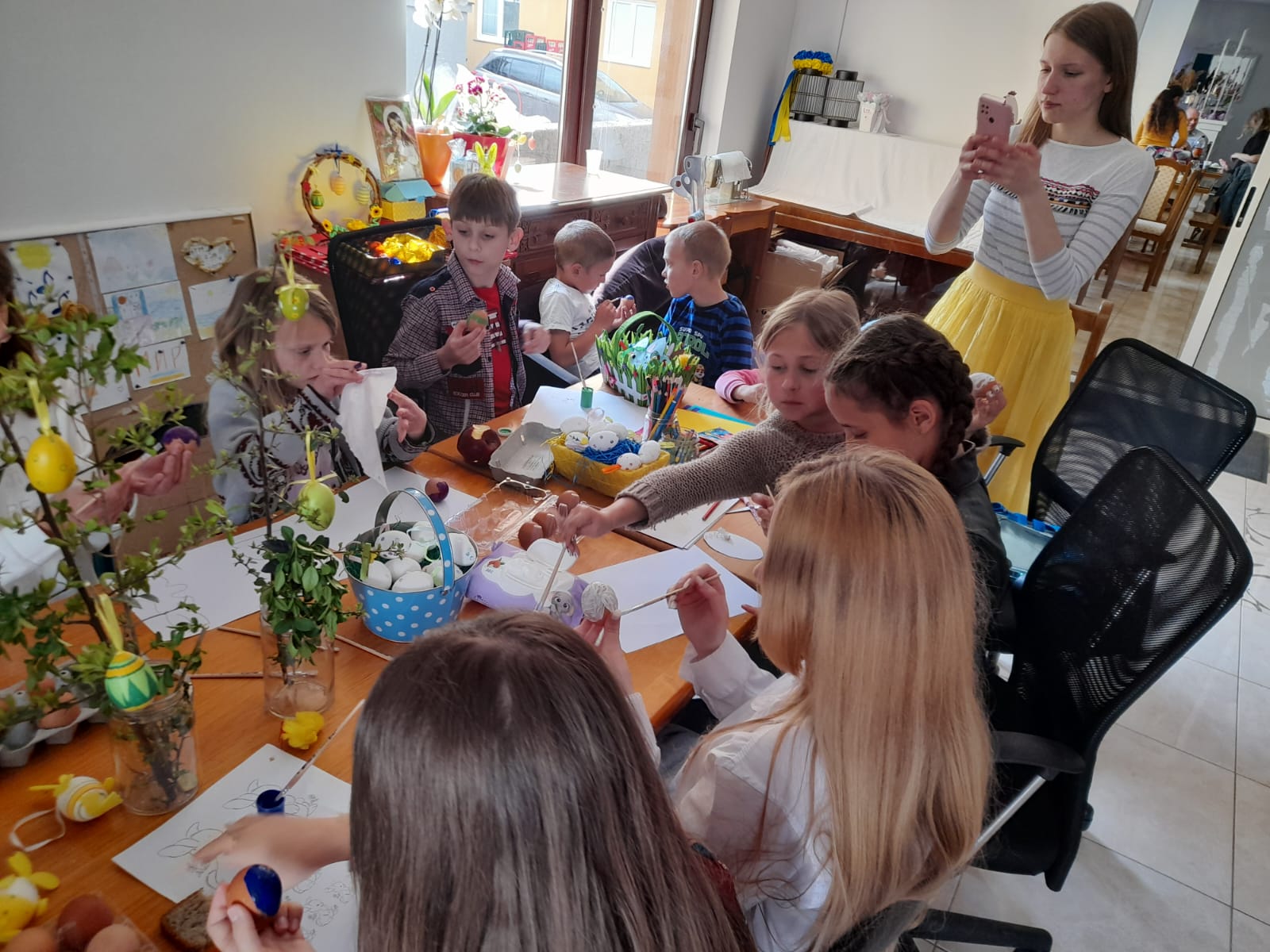 Povodom Uskrsa upriličeno druženje volontera Crvenog križa Čitluk s izbjeglicama iz Ukrajine