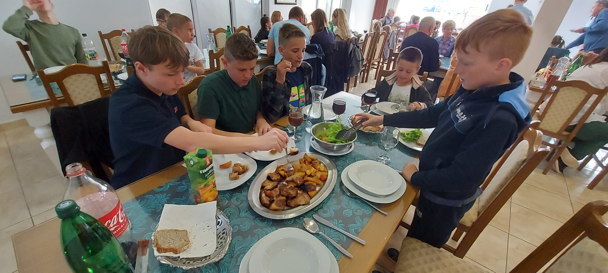 Povodom Uskrsa upriličeno druženje volontera Crvenog križa Čitluk s izbjeglicama iz Ukrajine