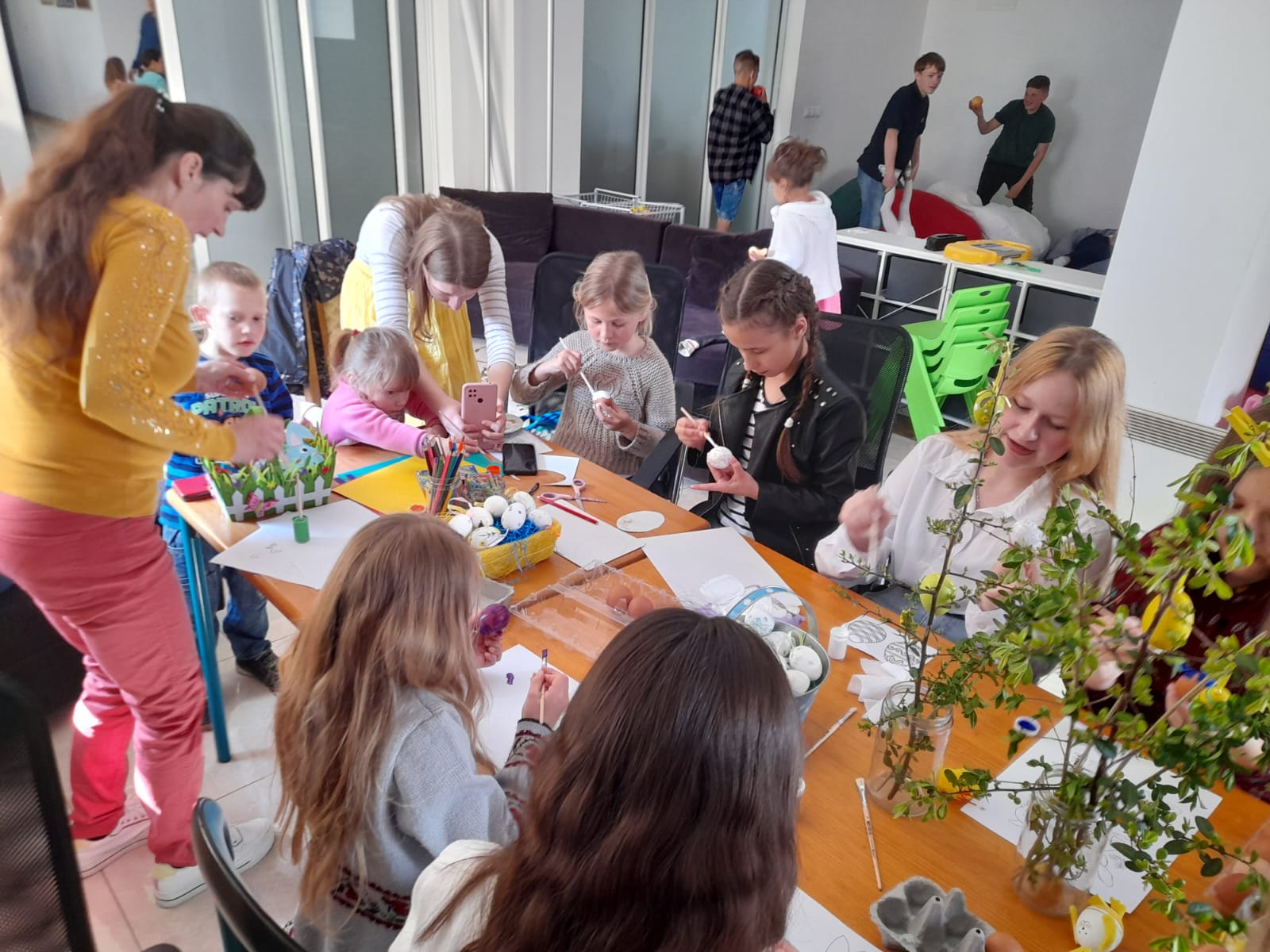 Povodom Uskrsa upriličeno druženje volontera Crvenog križa Čitluk s izbjeglicama iz Ukrajine