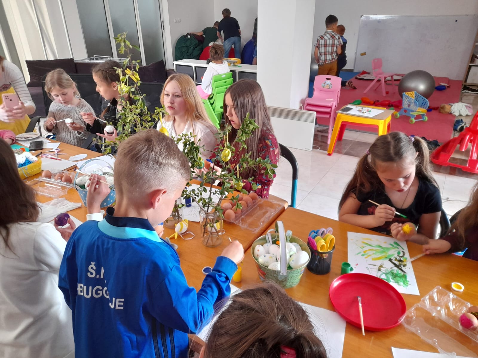 Povodom Uskrsa upriličeno druženje volontera Crvenog križa Čitluk s izbjeglicama iz Ukrajine