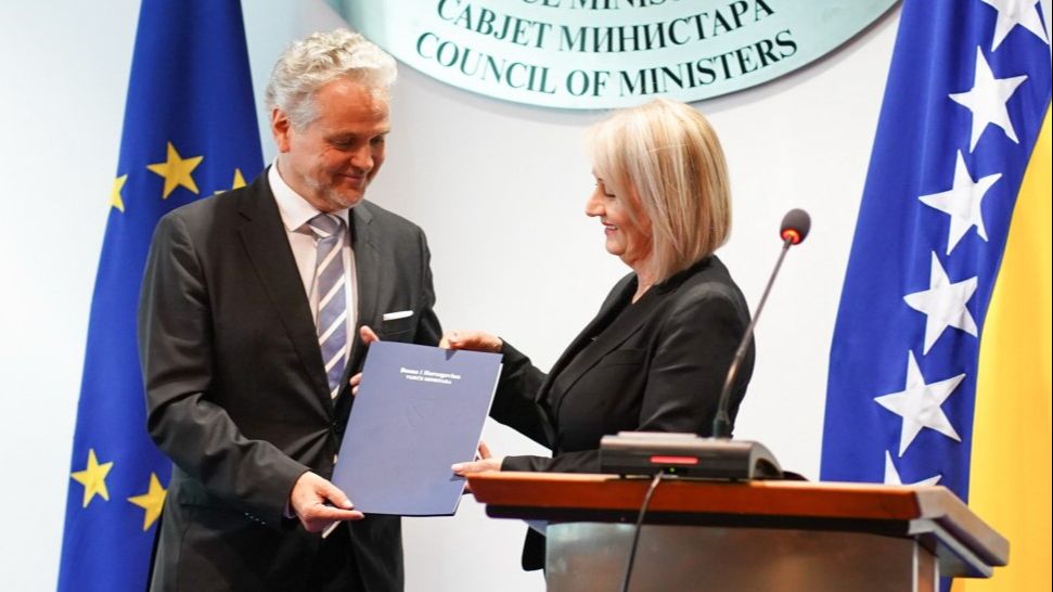 Krišto potpisala: Stiže 70 milijuna eura za najugroženija kućanstva