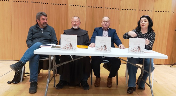Predstavljeno zajedničko djelo Andrije Stojića i Ivana Branka Imrovića “Križni put”