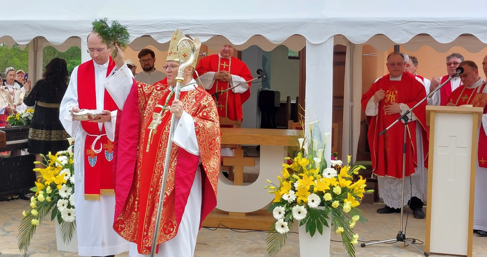 FOTO-VIDEO: Nadbiskup Hranić blagoslovio crkvu u Gajiću, članovi HKUD-a sv. Marko Vionica nazočili ovom događaju