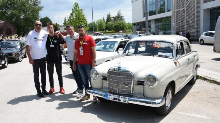 Oldtimeri zasjali na Broćanskom trgu