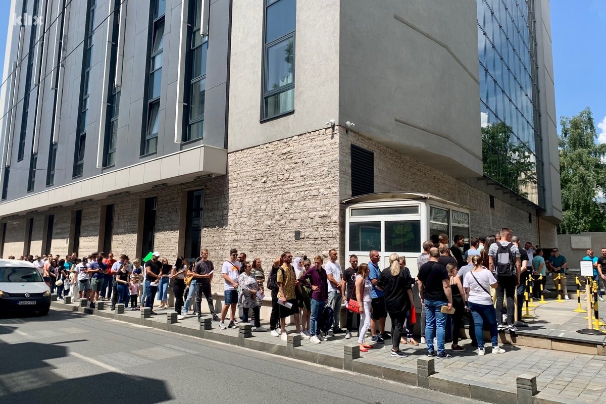 Sarajevo: Gužve pred Veleposlanstvom Njemačke, ljudi čekaju vize za odlazak iz BiH