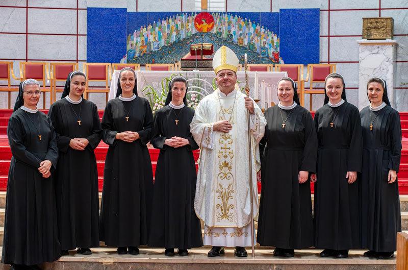 Pet redovnica Družbe Školskih sestara franjevki Krista Kralja položilo doživotne zavjete