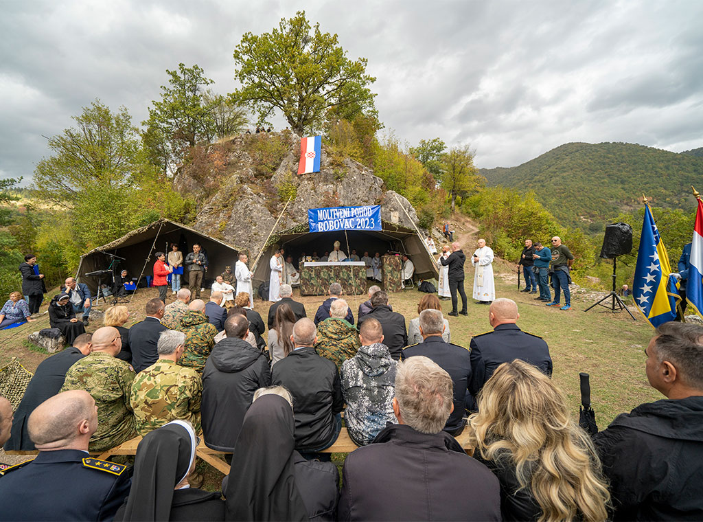 Nadbiskupove riječi odzvanjaju: Molimo za sve sadašnje ljude u Bosni i Hercegovini, bez obzira kako se zovu i na koji se način Bogu mole i klanjaju