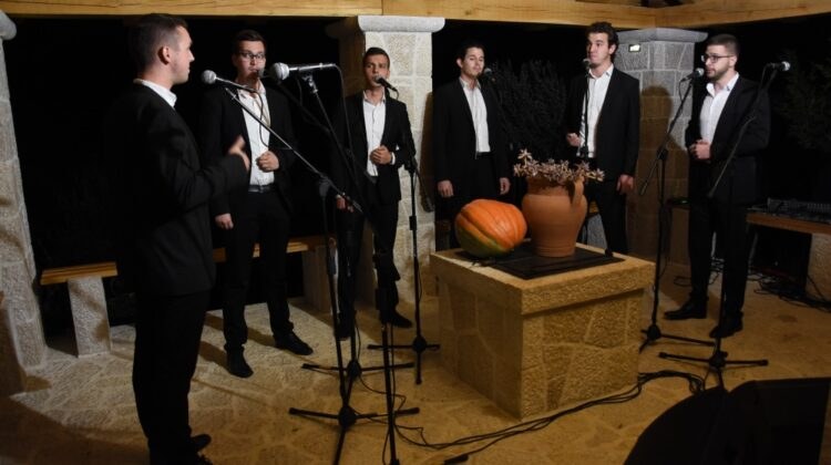 Susret klapa održan na fratarskoj čatrnji u Gradnićima