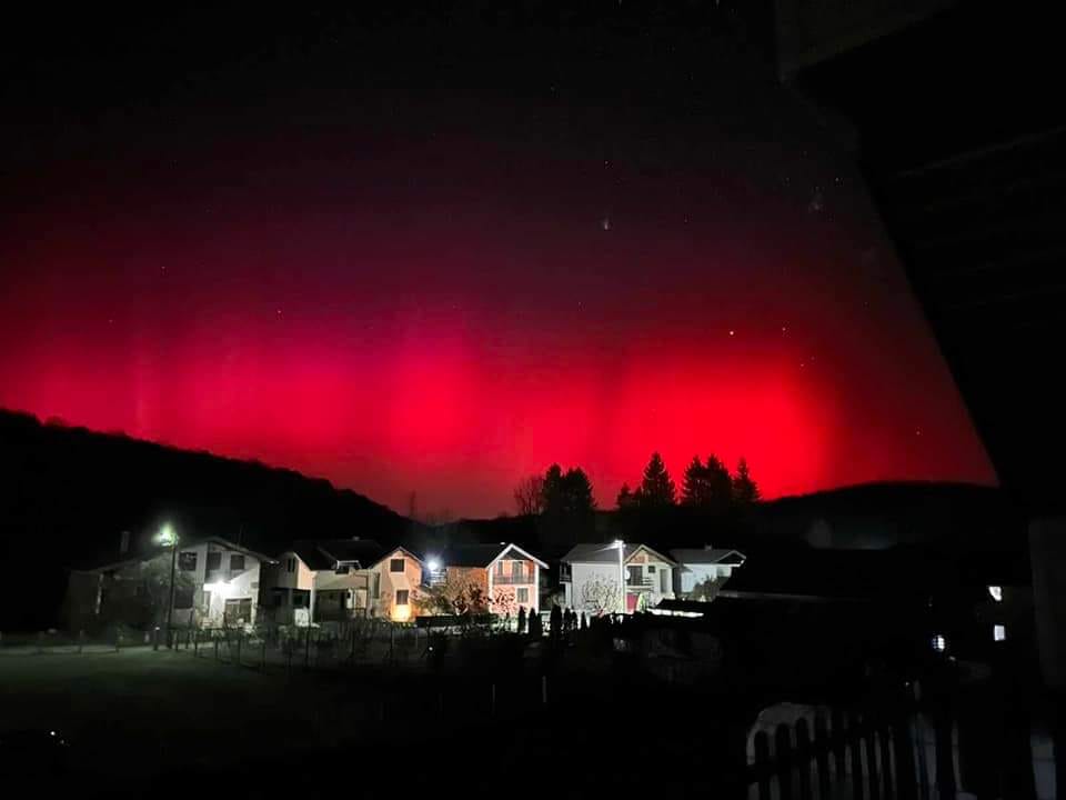 Predivna crvena svjetlost obasjala nebo iznad BiH