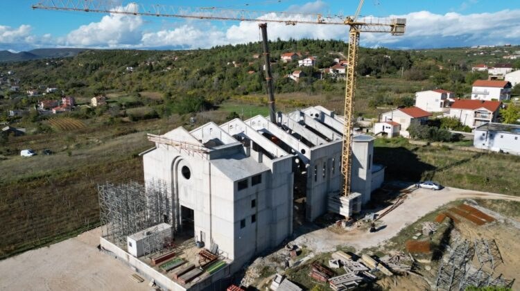 VIDEO: Postavljeni krovni nosači na novu crkvu Krista Kralja u Čitluku