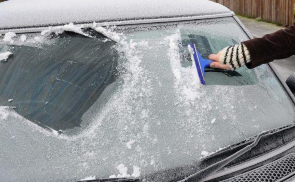 Bez struganja: Za samo par sekundi odledite stakla na automobilu