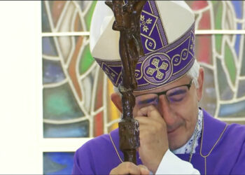 Osmijeh i suze na biskupovu licu: Odlazi odlučna koraka i s drinovim štapom u desnici