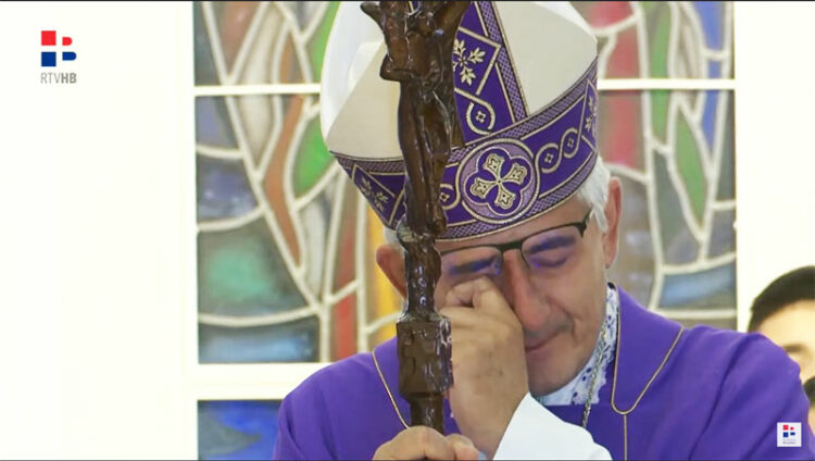 Osmijeh i suze na biskupovu licu: Odlazi odlučna koraka i s drinovim štapom u desnici