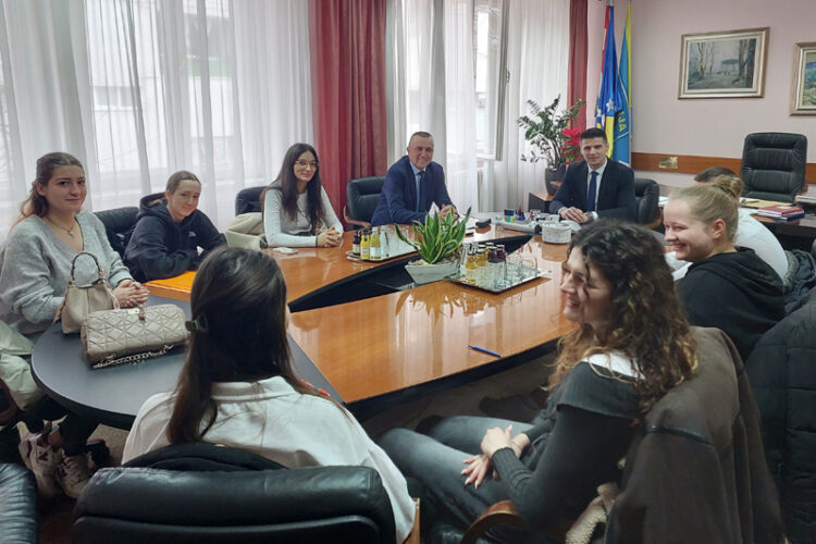 Ministri Marić i Bevanda s učeničkim timom CIVITAS