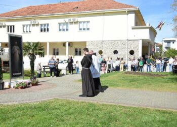 Vjernici na trgu u Čitluku molili krunicu Božjeg milosrđa