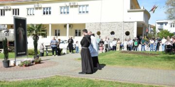 Vjernici na trgu u Čitluku molili krunicu Božjeg milosrđa