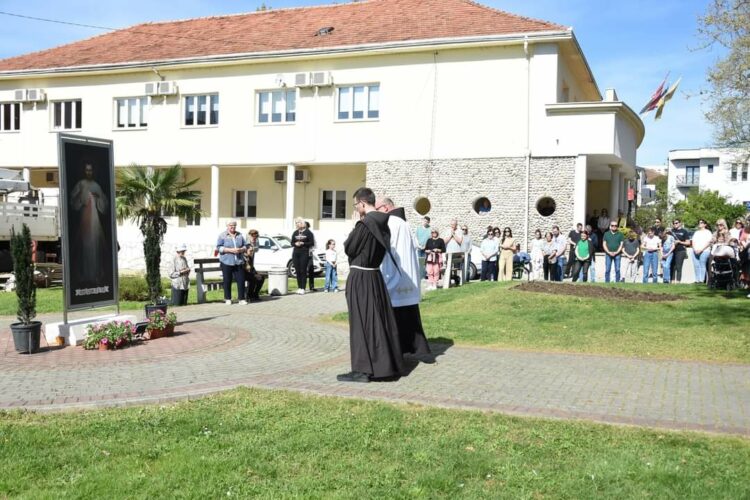 Vjernici na trgu u Čitluku molili krunicu Božjeg milosrđa