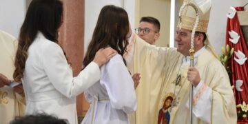 Sakrament Svete potvrde za 57 krizmanika iz župe Krista Kralja Čitluk podijelio je biskup Petar Palić