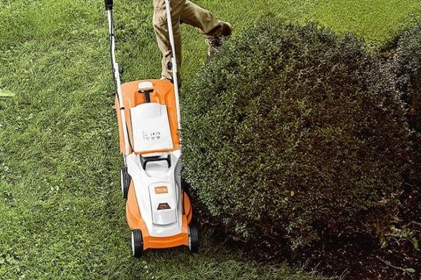 Pravilnom košnjom do lijepog travnjaka