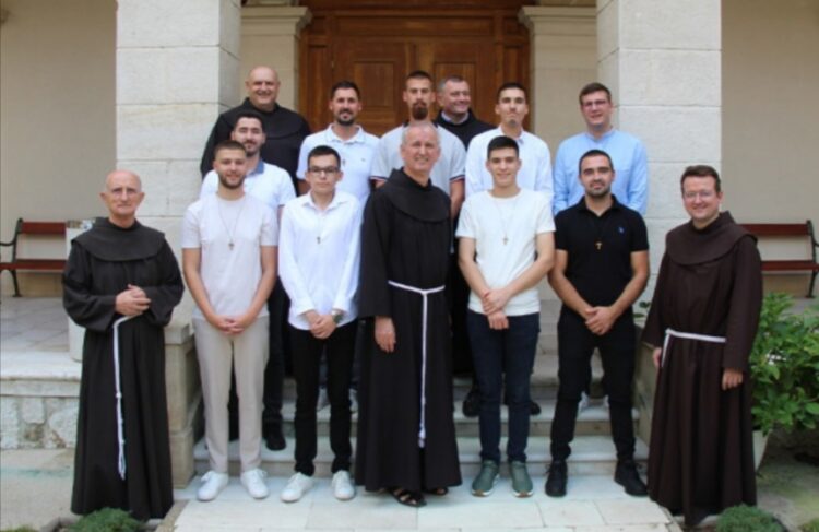 Redovničko oblačenje u Mostaru za 8 novaka