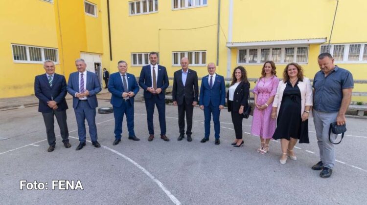 Hrvatska obnovila fasadu i nabavila informatičku opremu za obje osnovne škole u Stocu