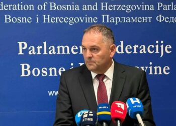 Martinović poručio Deliću: Birači su birali zastupnike i izaslanike, a ne vi kao ministar!