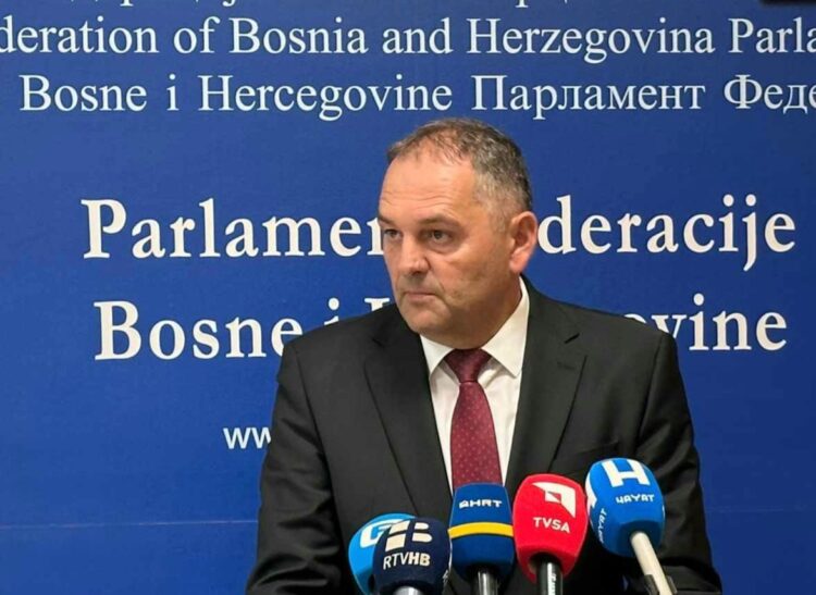 Martinović poručio Deliću: Birači su birali zastupnike i izaslanike, a ne vi kao ministar!