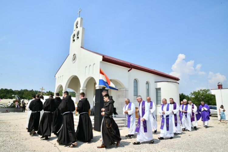Na Groblju mira na Bilima danas održana komemoracija povodom obilježavanja Europskog dana sjećanja na žrtve totalitarnih režima, fašizma, nacizma i komunizma