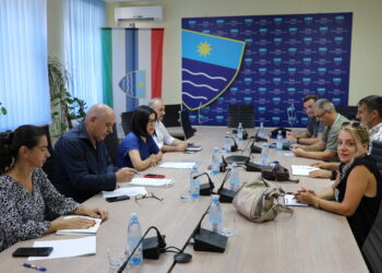 Predsjednica Buhač i ministar Velagić sa sindikatima prosvjete