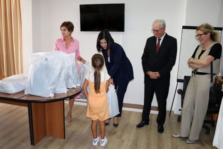 Vlada darovala školske torbe i pribor za učenike socijalno ugroženih obitelji