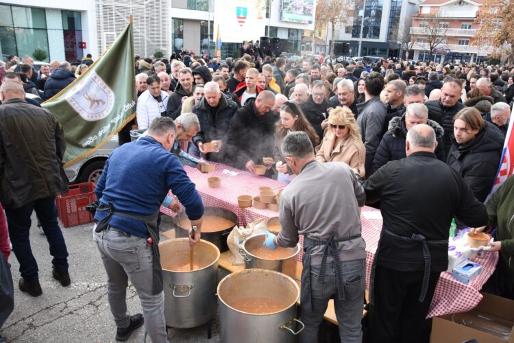 Mnoštvo Broćanki i Brotnjaka okupilo se na Božićnom druženju žitelja Brotnja
