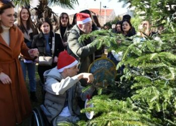 Uz mnogo veselja okićen bor na čitlučkom trgu
