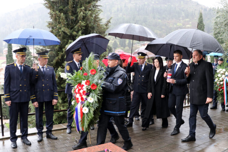 ODAVANJE POČASTI UBIJENOMU ZAMJENIKU MINISTRA UNUTARNJIH POSLOVA FBIH JOZI LEUTARU