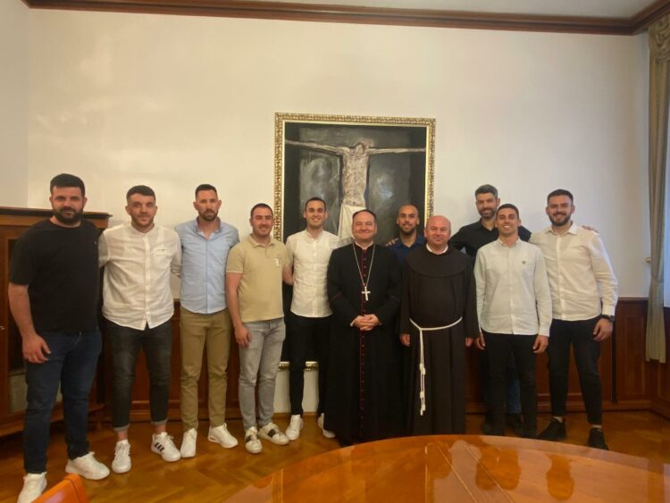 Malonogometna ekipa župe sv. Stjepana iz Čerina u posjeti kod biskupa