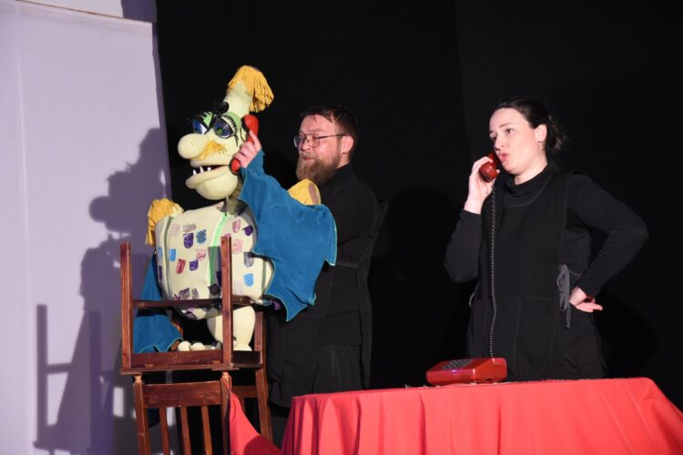 OŠ Čerin: Lutkarsko Kazalište Mostar održalo predstavu „Zmaj i princeze“