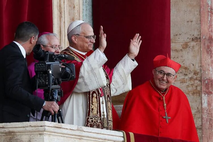 Kardinal Vinko Puljić uz papu Lava XIV. tijekom prvog obraćanja vjernicima: “Osjetio sam živu Crkvu i veliko zajedništvo”