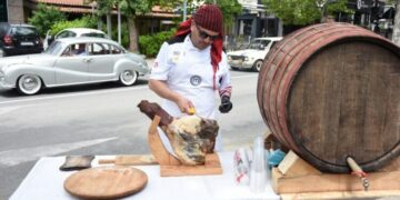 Oldtimer skup u Čitluku: Ljubitelji starih vozila uživali na Broćanskom trgu