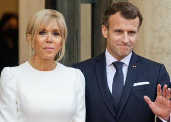 VIDEO: Brigitte Macron ošamarila supruga pred kamerama? – Događaj koji je u roku od nekoliko sati preplavio društvene mreže!