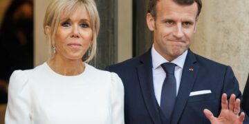 VIDEO: Brigitte Macron ošamarila supruga pred kamerama? – Događaj koji je u roku od nekoliko sati preplavio društvene mreže!