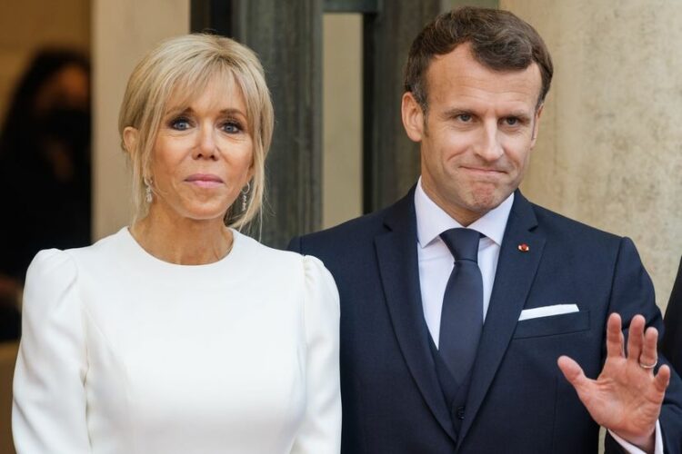 VIDEO: Brigitte Macron ošamarila supruga pred kamerama? – Događaj koji je u roku od nekoliko sati preplavio društvene mreže!