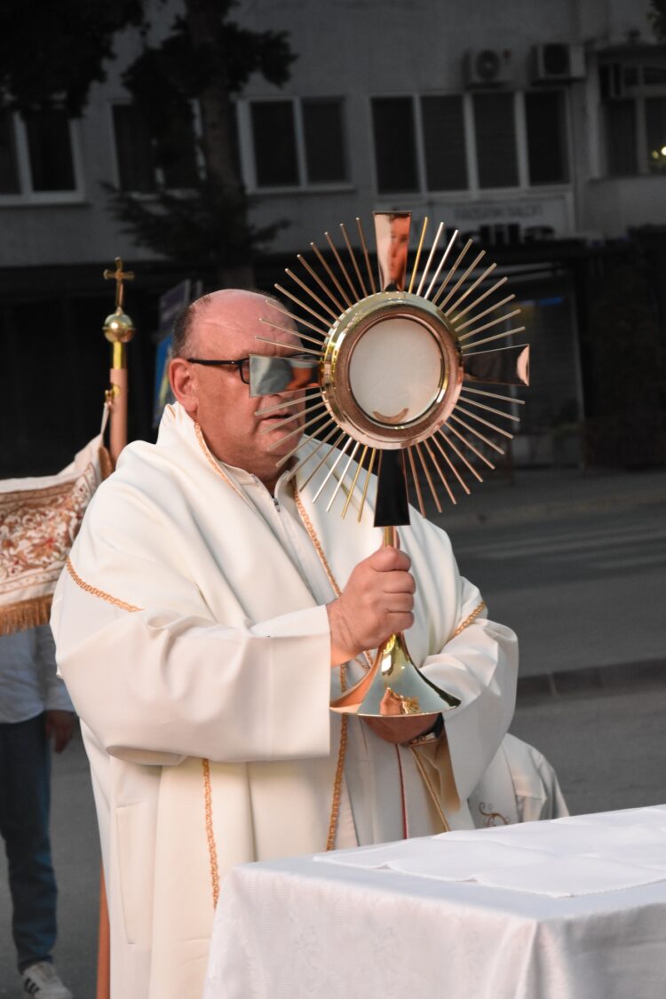 (FOTO) ŽUPA KRISTA KRALJA ČITLUK: Svečanom procesijom proslavljen blagdan Tijelova