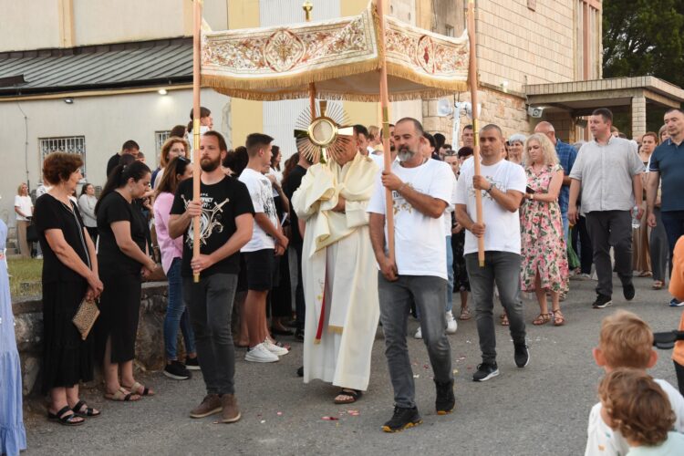 (FOTO) ŽUPA KRISTA KRALJA ČITLUK: Svečanom procesijom proslavljen blagdan Tijelova