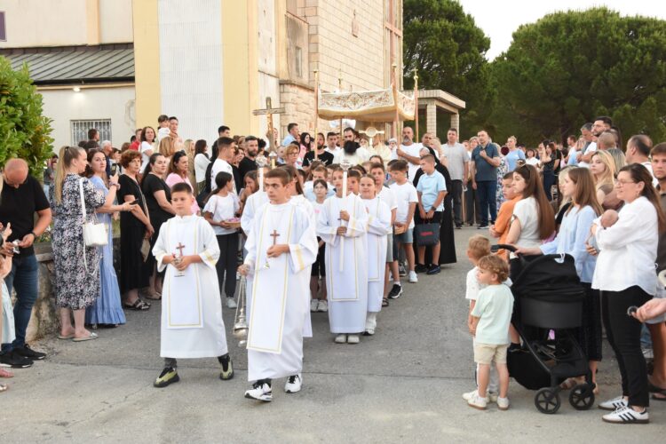 (FOTO) ŽUPA KRISTA KRALJA ČITLUK: Svečanom procesijom proslavljen blagdan Tijelova