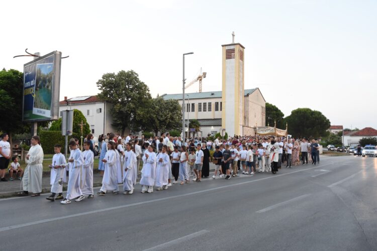 (FOTO) ŽUPA KRISTA KRALJA ČITLUK: Svečanom procesijom proslavljen blagdan Tijelova