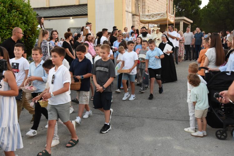(FOTO) ŽUPA KRISTA KRALJA ČITLUK: Svečanom procesijom proslavljen blagdan Tijelova