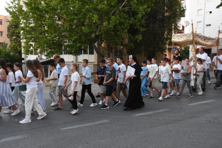 (FOTO) ŽUPA KRISTA KRALJA ČITLUK: Svečanom procesijom proslavljen blagdan Tijelova