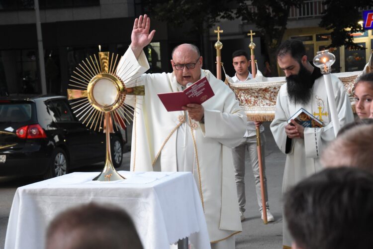 (FOTO) ŽUPA KRISTA KRALJA ČITLUK: Svečanom procesijom proslavljen blagdan Tijelova